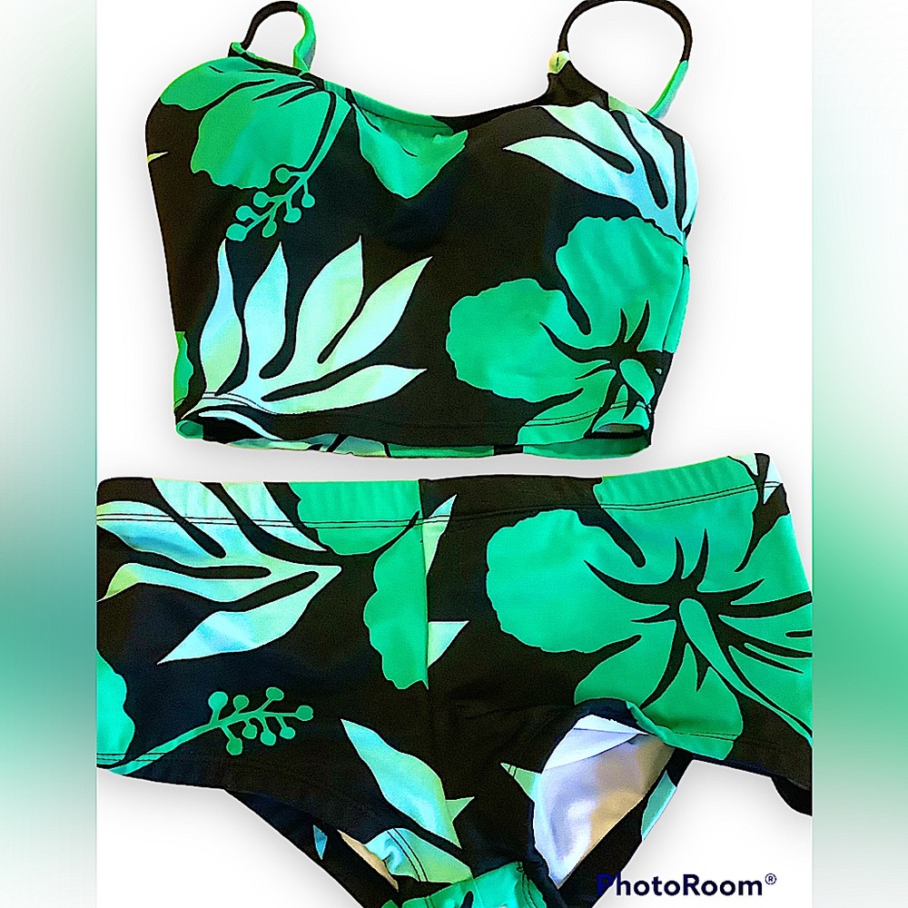 Swimsuit tankini swimsuit in pre owned condition.